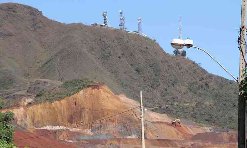 Imagem mostra degradao na base do Pico Belo Horizonte, elevao  esquerda das antenas de televiso na Serra do Curral(foto: Sidney Lopes/EM/D.A PRESS)