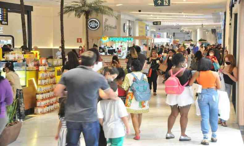 Movimento de consumidores nos corredores do Boulevard Shopping 