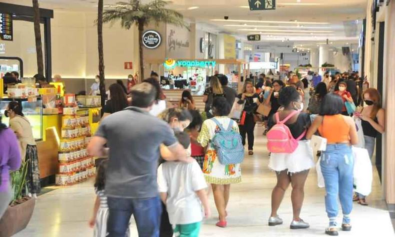 Movimento nos shoppings de BH foi intenso nos dias que antecederam o Natal (foto: Marcos Vieira/EM/D.A Press - 21/12/2021) Movimento de consumidores nos corredores do Boulevard Shopping