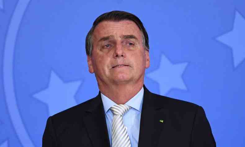Bolsonaro em fundo azul com as estrelas da bandeira do Brasil 