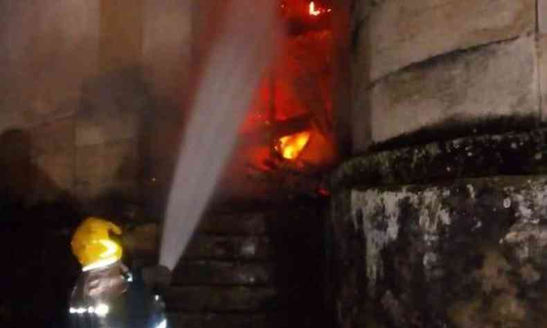 Corpo de Bombeiros conseguiu conter as chamas(foto: WhatsApp/Divulgao)