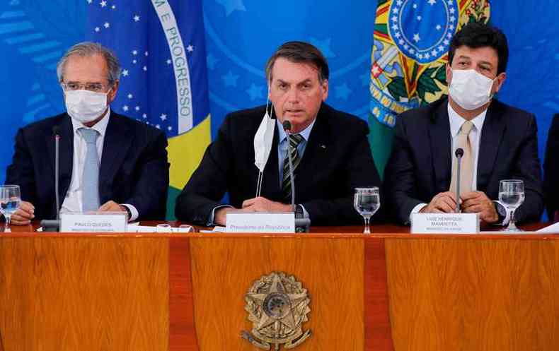 Bolsonaro e os ministros usaram mscaras inadequadamente, segundo especialistas(foto: SRGIO LIMA/AFP)
