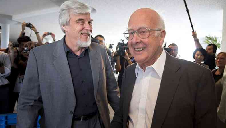 Peter Higgs (direita) e Rolf-Dieter Heuer: comunidade cientfica acha que o Nobel de Fsica  deles(foto: AFP PHOTO / FABRICE COFFRINI )