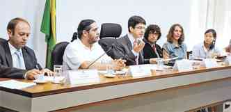 Senador Randolfe Rodrigues (C) defendeu na Comisso de Direitos Humanos apurao rigorosa dos crimes(foto: Geraldo Magela/Agncia Senado )