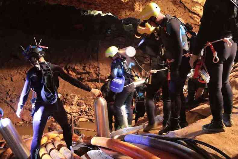 Ambulncias e helicpteros foram usados no resgate dos meninos, que tambm contou com o suporte de mergulhadores profissionais e especialistas em cavernas(foto: Marinha Tailandesa/AFP)