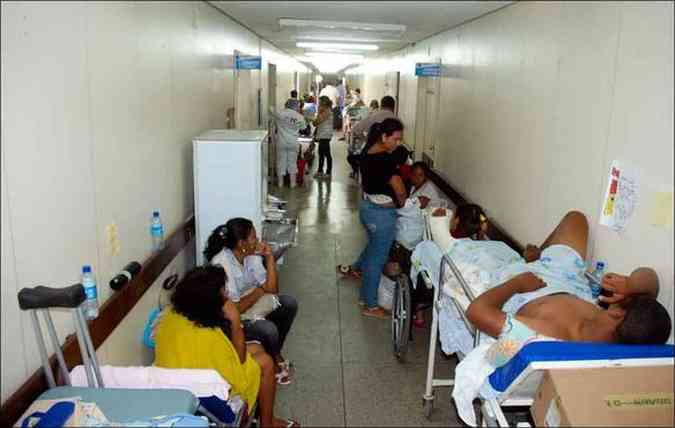 Pacientes internados em corredor de hospital: uma cena que se repete pas afora(foto: Ana Amaral/DN/D.A Press - 23/8/12)