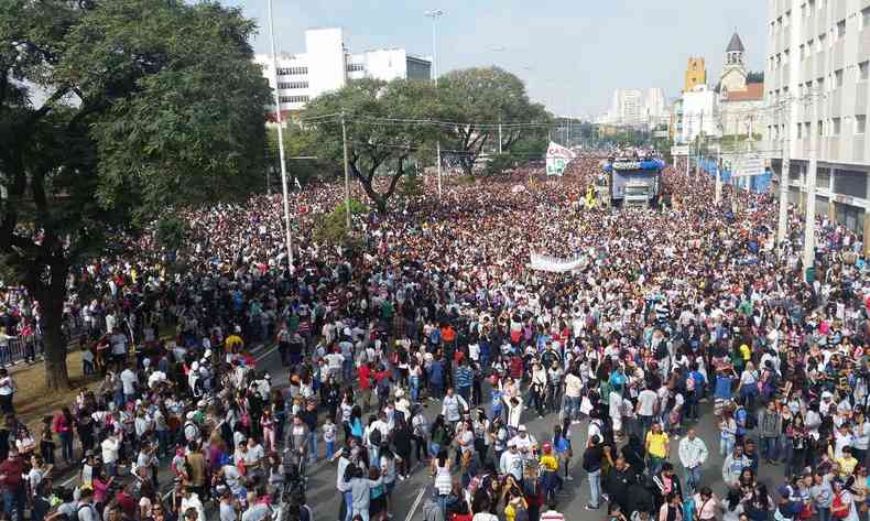 milhares de pessoas reunidas em uma rua