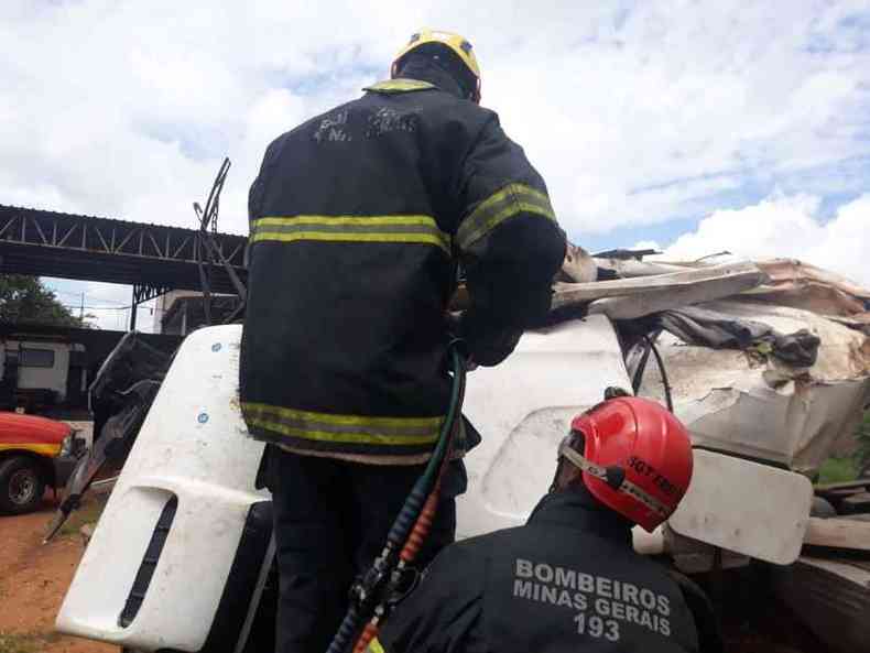 Bombeiros utilizam ferramentas para abrir a cabine destruda pelo acidente(foto: Divulgao/Bombeiros)