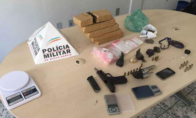 Armas e drogas apreendidas na ação(foto: Polícia Militar (PM) / Divulgação) Armas e drogas apreendidas na ação(foto: Polícia Militar (PM) / Divulgação)
