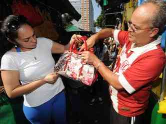 Paulo Rizero mostra bolsa a cliente: faturamento caiu 30%(foto: Beto Novaes/EM/D.A Press)