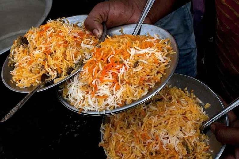 Os indianos pedem dois pratos de biryani de frango (arroz com carne ou legumes) a cada segundo(foto: Getty Images) Pratos de biryani de cordeiro servidos em Lucknow, 22 de novembro de 2014