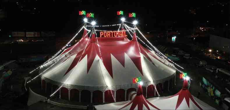 Lona do Circo Portugal vista de cima, iluminada de noite