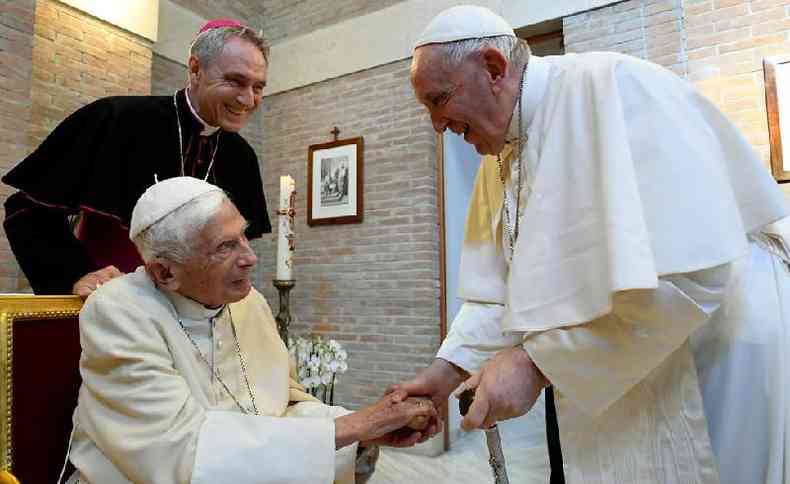O papa Francisco cumprimenta o papa emrito Bento XVI durante uma reunio com novos cardeais nomeados no Mosteiro Mater Ecclesiae do Vaticano em 27 de agosto de 2022