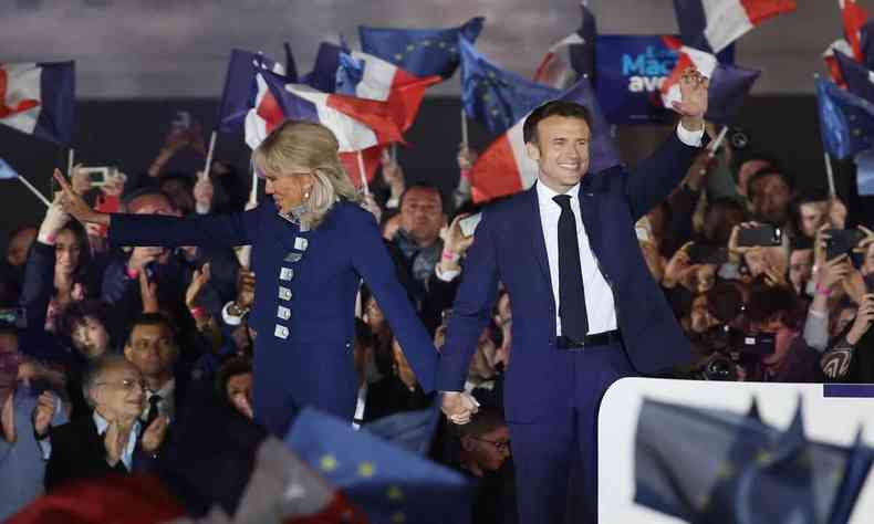 Emmanuel Macron e sua esposa Brigitte Macron na comemoração pela vitória para segundo mandato de presidente da França 
