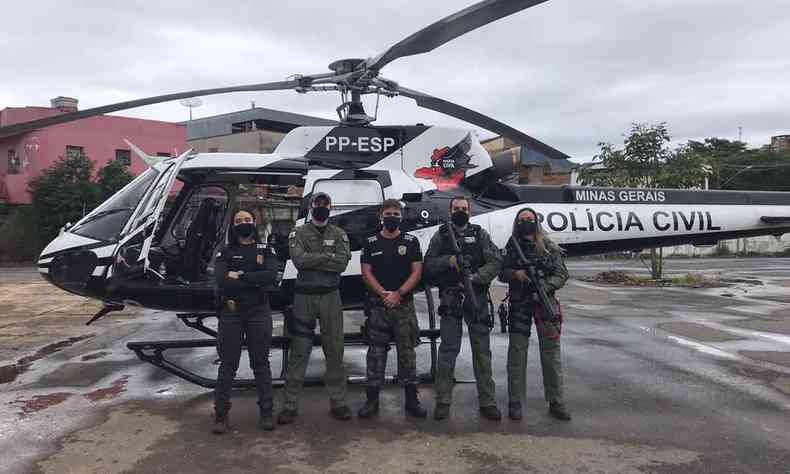 Policiais posam em frente a helicptero durante Operao Caronte II, no Sul de Minas