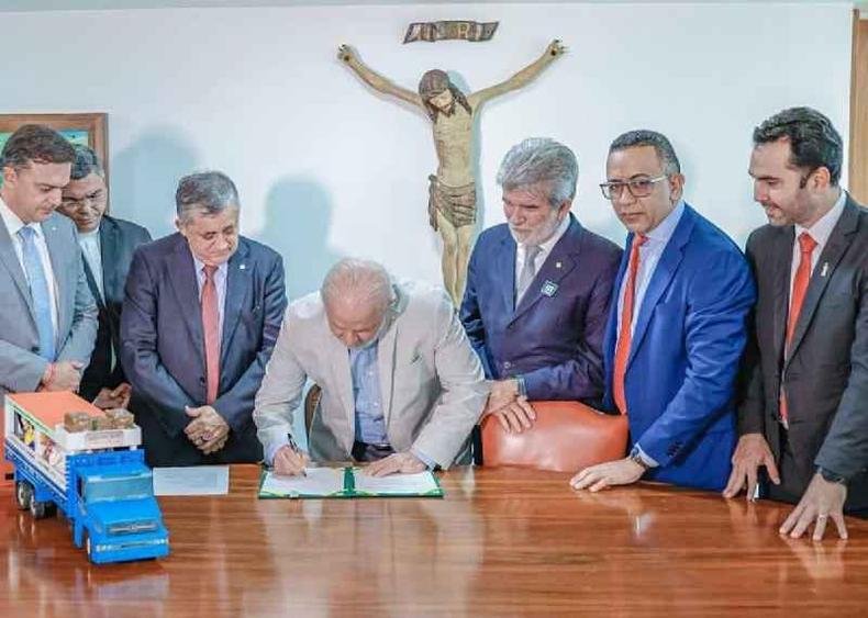 Lula assina PL que torna pau de arara em romarias em manifestação da cultura nacional(foto: (Ricardo Stuckert)) Lula assina PL que torna pau de arara em romarias em manifestação da cultura nacional