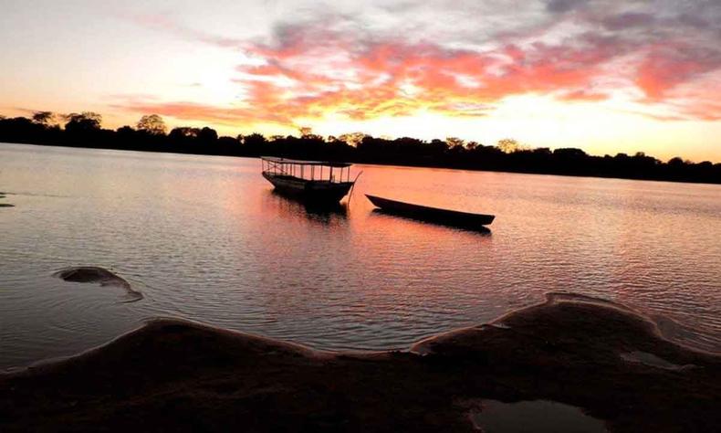 pr do Sol nas guas do Velho Chico, em Manga 