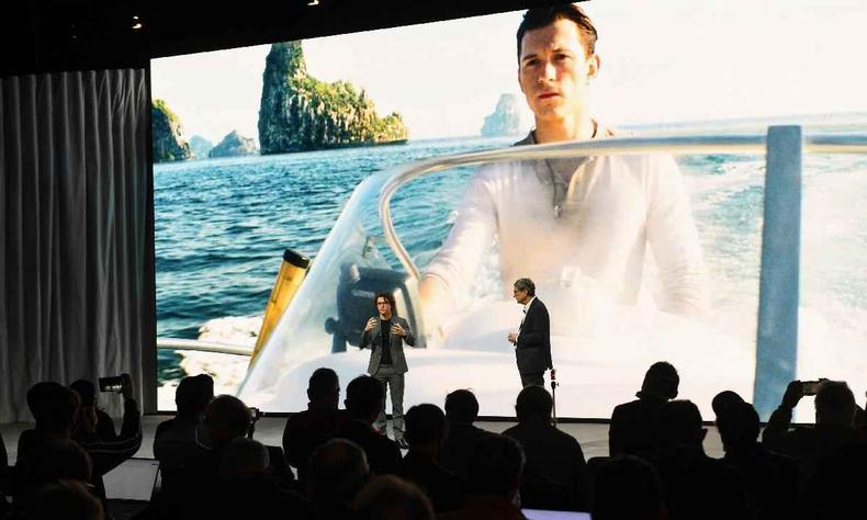 O ator ingls Tom Holland (esquerda) e Tom Rothman, presidente do Sony Pictures Motion Picture Group, falam sobre Uncharted durante a coletiva de imprensa da Sony antes da Consumer Electronics Show (CES) em 4 de janeiro de 2022 em Las Vegas, Nevada