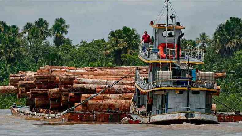 Embarcao transporta madeira ao longo do rio Murutipucu, no municpio de Igarap-Miri, no nordeste do Par, Brasil, em 18 de setembro de 2020.(foto: Getty Images)