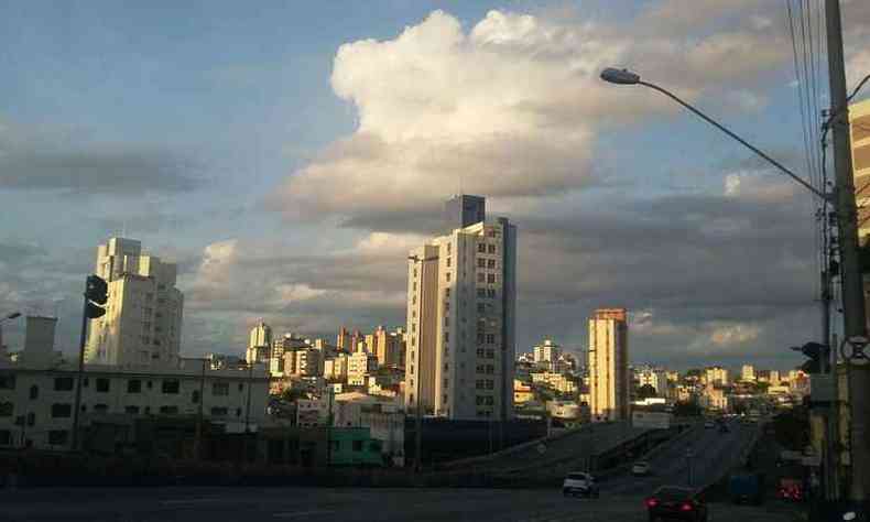 Nesta segunda-feira, Belo Horizonte amanheceu com cu ensolarado e no h previso de chuva (foto: Jair Amaral/ EM/ D.A Press)