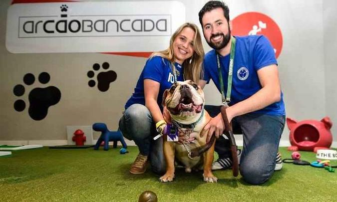 O buldog Elvis foi torcer com o casal Márcia e Rodolfo (foto: Agência I7/Mineirão) O buldog Elvis foi torcer com o casal Márcia e Rodolfo (foto: Agência I7/Mineirão)