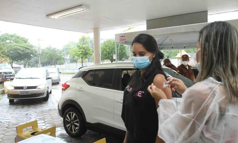 Advogada Thais Gelmini, de 29 anos(foto: Jair Amaral/EM/D.A Press) Aplicando dose de reforço