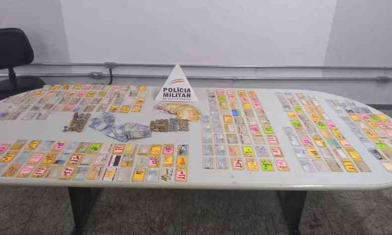 Ao todo, foram apreendidos 219 cartes de nibus e mais de R$ 700(foto: Divulgao/Polcia Militar)