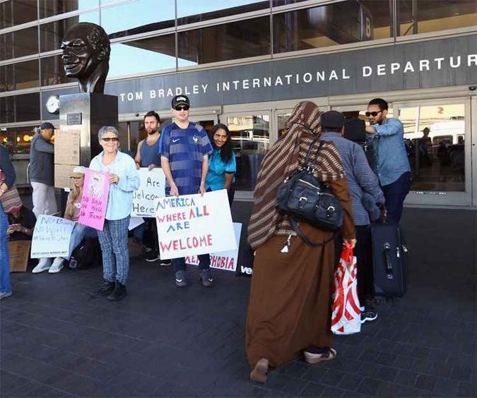 Protestos no Aeroporto de Los Angeles contra a pol�tica anti-imigra��o do presidente Donald Trump (foto: Bruce Bennett)