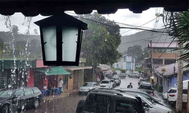 Choveu forte em Macacos na manh deste domingo. Alguns acessos continuam isolados pelas autoridades(foto: Gladyston Rodrigues/EM/DA Press)