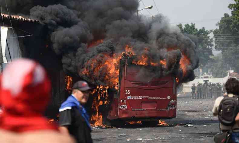 Os seguidores de Guaid acusaram civis armados apoiadores de Maduro(foto: JUAN BARRETO / AFP )
