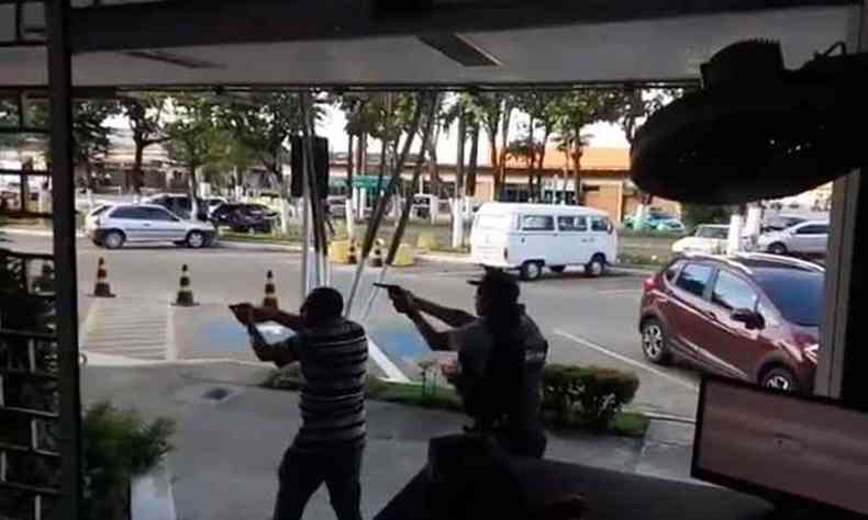 Policiais e vigias da Ceasa atiraram contra os assaltantes(foto: Reproduo)