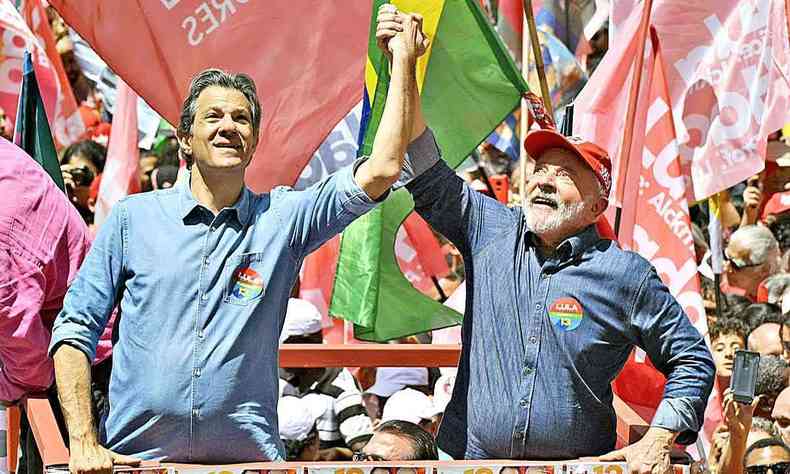 Lula cumprimenta apoiador durante comcio em Campinas, no interior de So Paulo, nesse sbado 