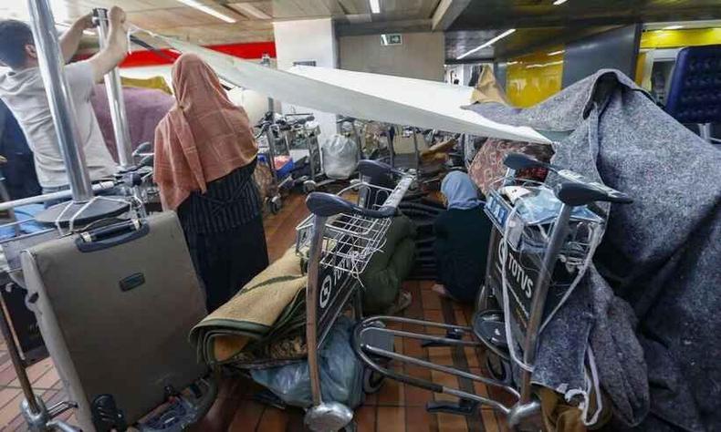 Imagem do 'acampamento' dos afegos no Aeroporto de Guarulhos