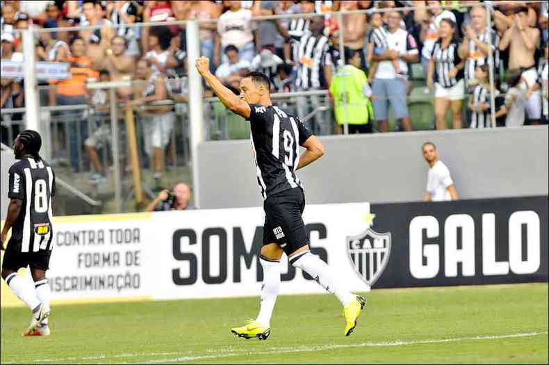 Ricardo Oliveira marcou dois gols no primeiro tempo e o terceiro, no segundo, quando saiu de campo ovacionado pela torcida(foto: Juarez Rodrigues/EM/D.A Press)