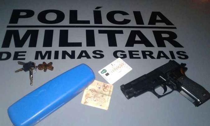 Réplica de arma foi encontrada com o adolescente e apreendida (foto: Polícia Militar/ Divulgação ) Réplica de arma foi encontrada com o adolescente e apreendida (foto: Polícia Militar/ Divulgação )