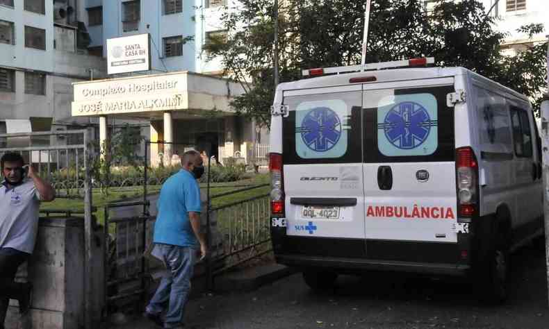 Movimento no Hospital Santa Casa BH, ambulancia entrando na unidade