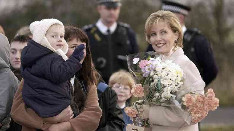 A esposa do príncipe Edward em seu primeiro ato oficial após ser operada por causa de uma gravidez ectópica em 2002