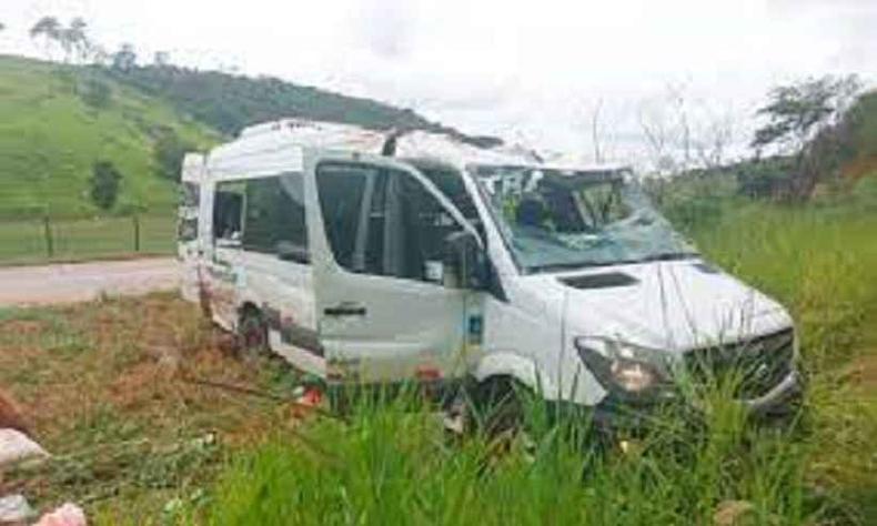 Depois da batida, Van ficou inteiramente destruda foi parar fora da estrada