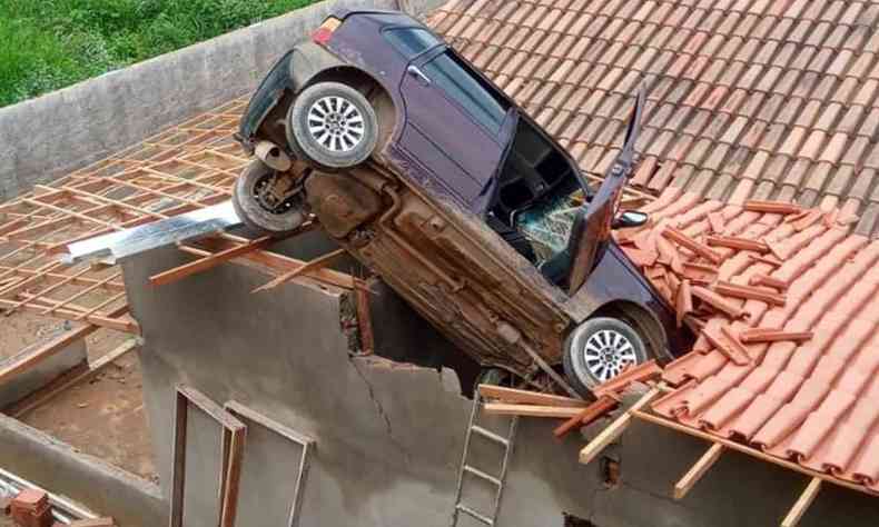 Carro embicado no telhado da casa, que ficou destrudo