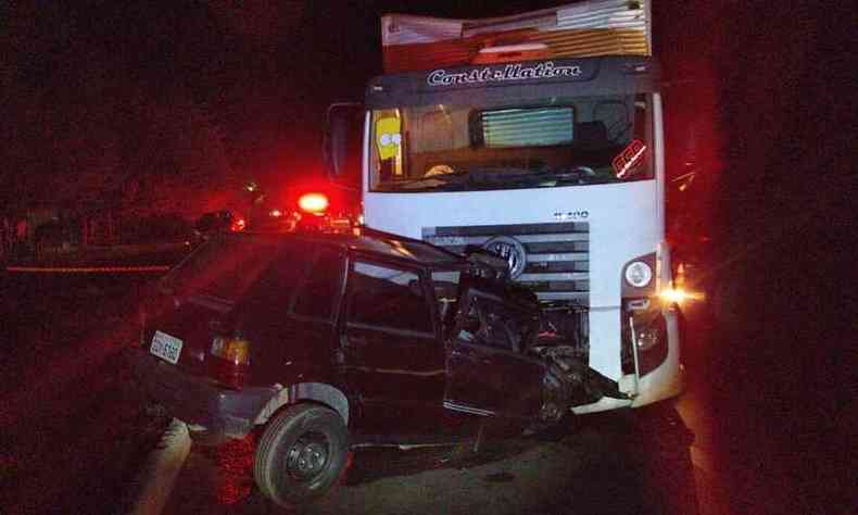 Fiat Uno ficou completamente destrudo aps acidente no Sul de Minas(foto: Divulgao/PRF)