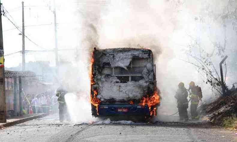 Incndio em Uberaba, cidade que teve a maior frequncia de atentados(foto: Jairo Chagas/Jornal da Manh - 4/6/18)