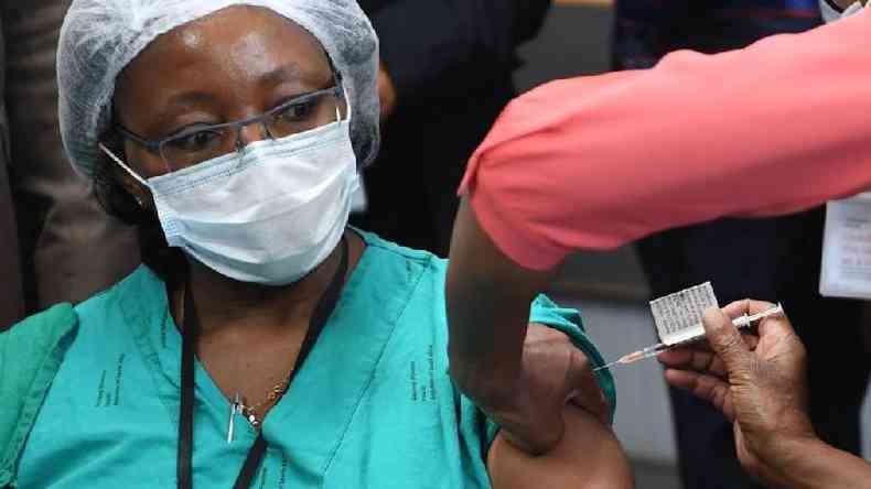 Uma trabalhadora de sade  vacinada na frica do Sul