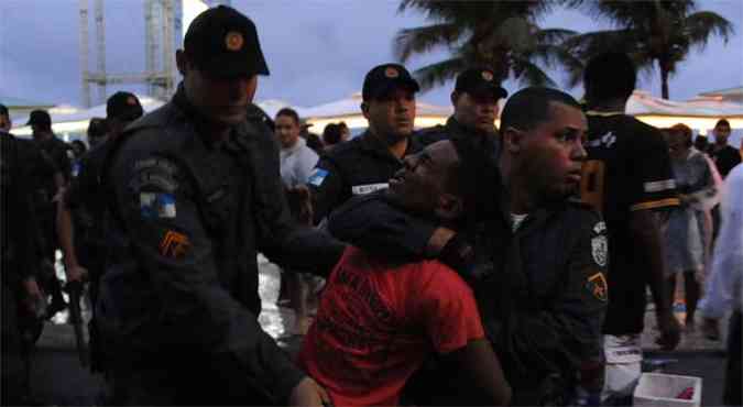 Homem  detido depois de confuso em Fifa Fan Fest montada no Rio de Janeiro(foto: AFP PHOTO / TASSO MARCELO )