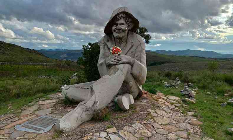 A imagem de 3 metros de altura ganhou forma em argila e gesso em 1987: homenagem ao homem que recebia turistas com flores(foto: Mateus Parreiras/EM/DA Press - 5/12/19)