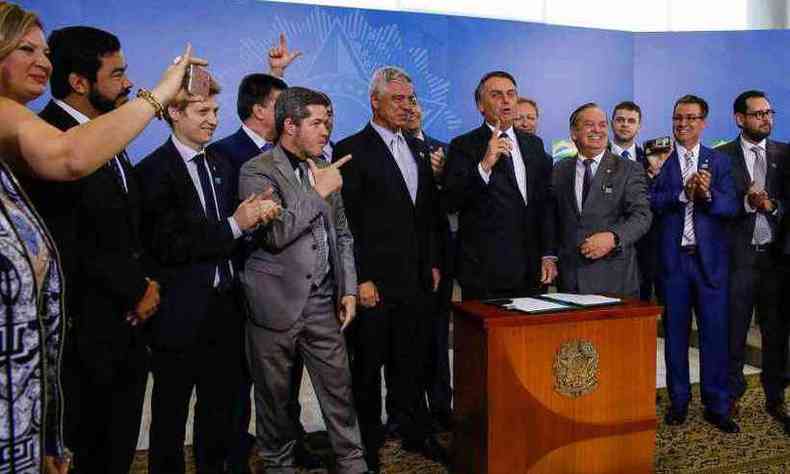 Bolsonaro assina decreto com novas regras sobre uso de armas: elogio a Olavo e desejo de que o assunto seja pgina virada(foto: Carolina Antunes/PR )