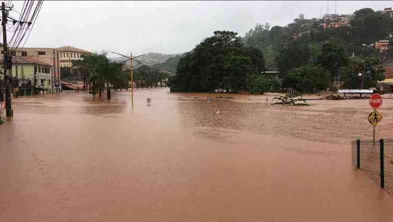 Cidade de Sabará, na Grande BH, foi inundada pelas chuvas