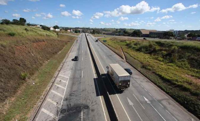 Trecho na BR-262, em Juatuba, na Grande BH, ficou vazio no feriado, com tráfego de poucos caminhões (foto: Edésio Ferreira/EM/D.A.Press) Trecho na BR-262, em Juatuba, na Grande BH, ficou vazio no feriado, com tráfego de poucos caminhões (foto: Edésio Ferreira/EM/D.A.Press)