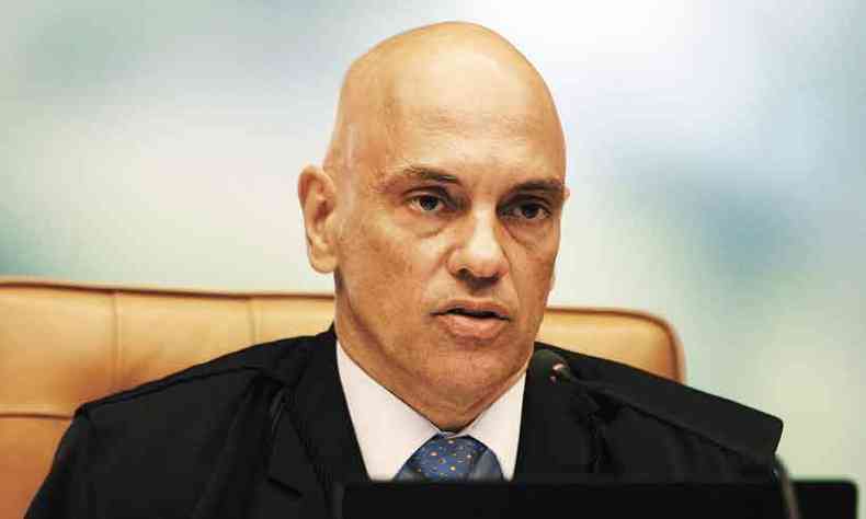 Ministro do Supremo, Alexandre de Moraes determinou uma investigao dos filhos de Bolsonaro, junto com outros 10 deputados por conspirao