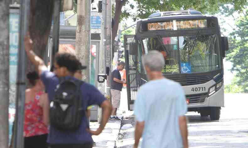 Ponto de nibus cheio em BH