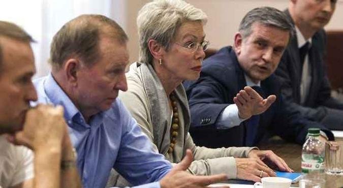 Es-presidente ucraniano Leonid Kuchma, embaixadora da OSCE Heidi Tagliavini e embaixador russo na ucr�nia Mikhail Zurabov participam de reuni�o com l�deres separatistas de Donetsk(foto: Shamil Zhumatov/Reuters)